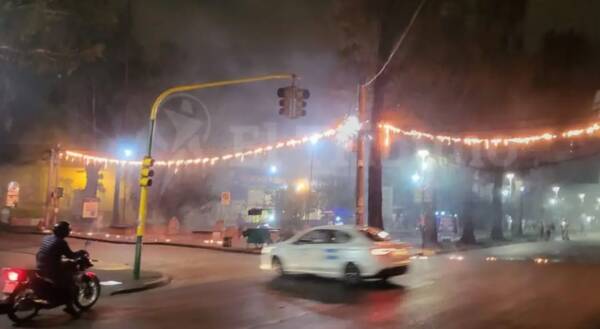 Una rama cayó sobre el tendido eléctrico y provocó un incendio en el centro de Salta