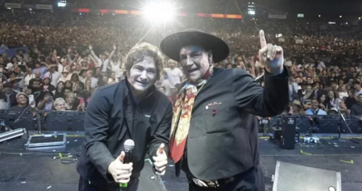 Javier Milei cantó con el Chaqueño Palavecino y fue ovacionado en el Festival de Jesús María
