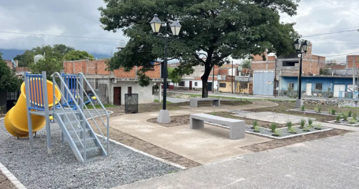 Mejoraron la plaza del Bº Velez Sarsfield con nuevas caminerías, juegos y luminarias