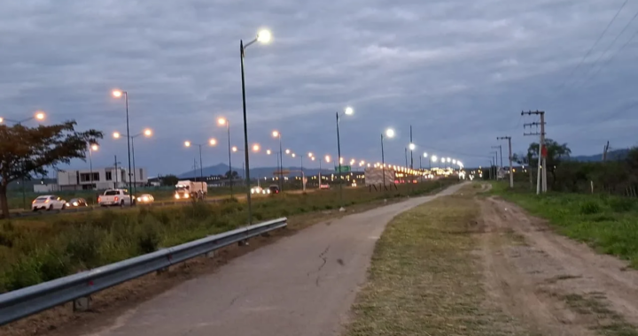 Refuerzan el alumbrado en la ciclovía oeste para mejorar la seguridad nocturna