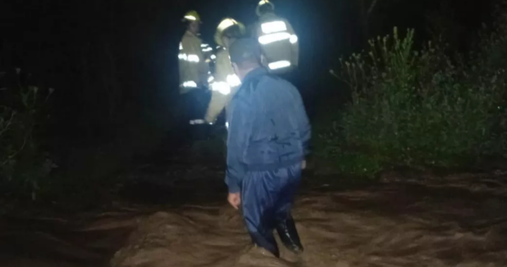 El Carril: rescataron a dos pescadores que quedaron aislados por la crecida del río Las Garzas