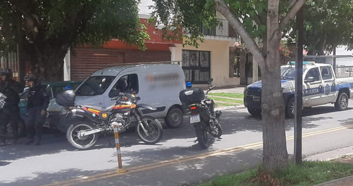 Persecución policial en barrio San Cayetano: secuestraron más de 600 dosis de marihuana y detuvieron a dos hombres