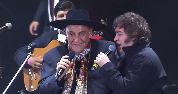 Folklore en llamas: el Chaqueño cantó con Milei y salió a responder «Estamos en democracia»