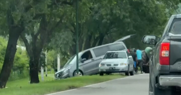 Susto en el ingreso a Chicoana: una camioneta quedó colgada en la banquina de la ruta 32