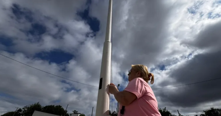 Renovación de banderas en barrios: el operativo municipal visto desde los vecinos