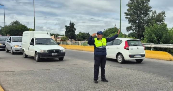 Reorganizan el tránsito por seguridad tras el cierre del puente viejo de Santa Lucía