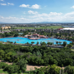 «Xamena Vibra»: música en vivo y diversión familiar en el balneario municipal