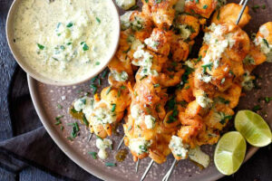 Pollo grillado y vegetales: una receta práctica para comer brochettes saludables