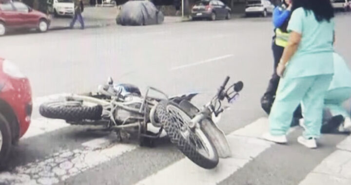 Choque entre un taxi y un agente de Tránsito en pleno centro de Salta: un herido