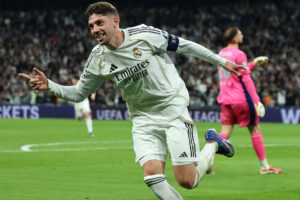 Real Madrid goleó al Manchester City con un triplete de Valverde y quedó cerca de los cuartos de final