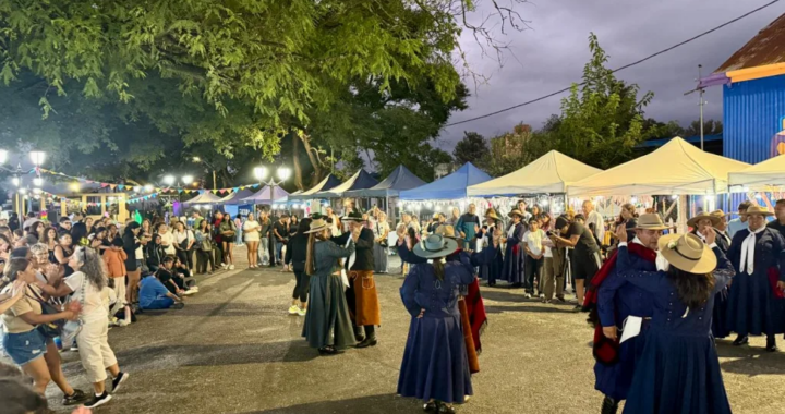 Multitudinaria celebración del Día del Artesano en el Paseo Ameghino