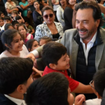 Sáenz lanzó la distribución de kits y manuales escolares en toda Salta y reafirmó su defensa del federalismo