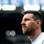 Messi llegó al país para disputar los amistosos y lo recibieron dirigentes de la AFA