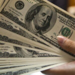 El dólar oficial cayó fuerte y tuvo su mayor baja semanal en dos meses