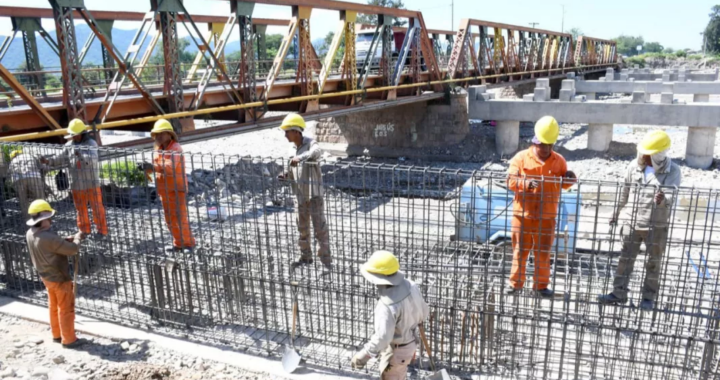 La próxima semana comenzará la colocación de vigas del nuevo puente sobre el río Vaqueros
