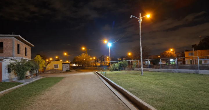 Mejoran la iluminación de una cancha en barrio 26 de Marzo