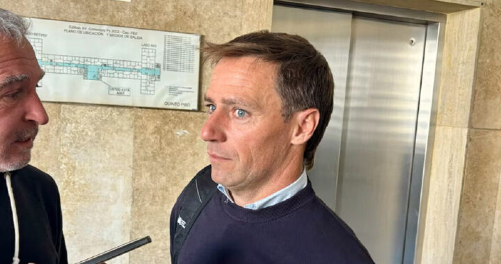 Un testigo afirmó que Adorni pagó en efectivo una refacción de USD 245 mil