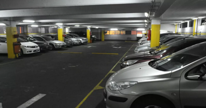 Robos o daños en estacionamientos: cómo reclamar y qué derechos tienen los usuarios