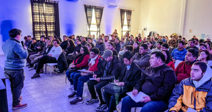 A sala llena, dictaron una capacitación sobre cómo convertirse en proveedor minero
