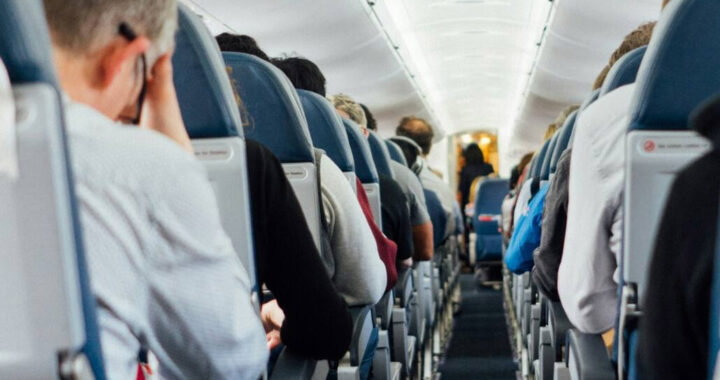 Quién es y qué dijo el involucrado en un episodio sexual en un avión, demorado frente a su familia