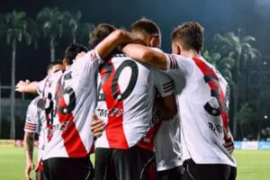 River ganó sobre la hora en Venezuela y quedó líder de su grupo