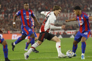 River reaccionó a tiempo, empató sobre el final y eliminó a San Lorenzo por penales