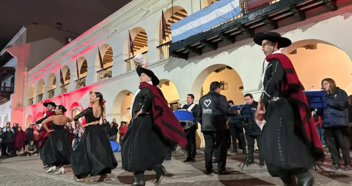 Con música, danza y los colores de la bandera de Salta, homenajearon a Güemes en la explanada del Cabildo