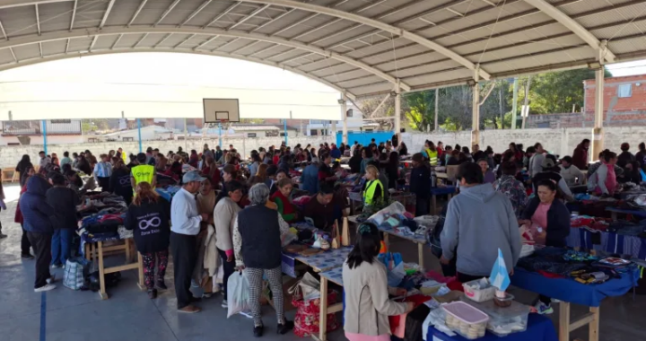 Más de 250 vecinos participaron de una nueva edición del trueque solidario «Cambalache» en Villa Mitre