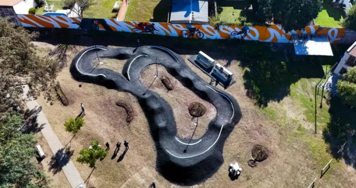 Grand Bourg estrenó un nuevo bike park con pistas para bicicletas, cancha de básquet y espacios recreativos