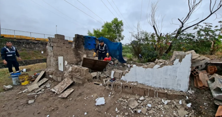 Derribaron dos casillas y recuperaron un espacio ocupado junto al río en Salta