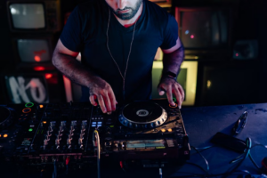 ¡A mezclar se ha dicho! Salta lanza un curso gratuito para aprender a ser DJ con salida laboral