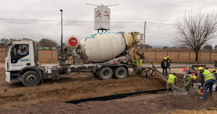 Avanza la renovación del nodo Banchik–Del Carnaval: construyen un canal pluvial y una nueva rotonda