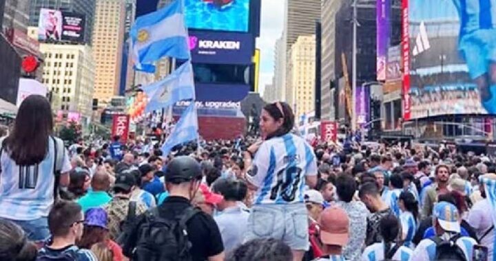 Argentina copó Times Square: multitudinario banderazo en Nueva York antes de la final del Mundial