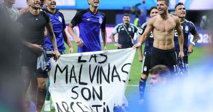 Menos de 10 dólares y un mensaje que dio la vuelta al mundo: la historia detrás de la bandera argentina