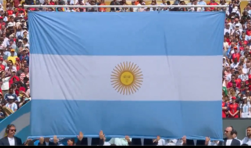 Celeste y blanco: el emotivo momento de María Becerra en la final del Mundial
