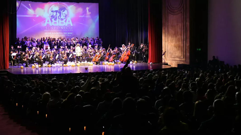 ABBA Sinfónico llenó el Teatro Provincial y terminó con una ovación de pie