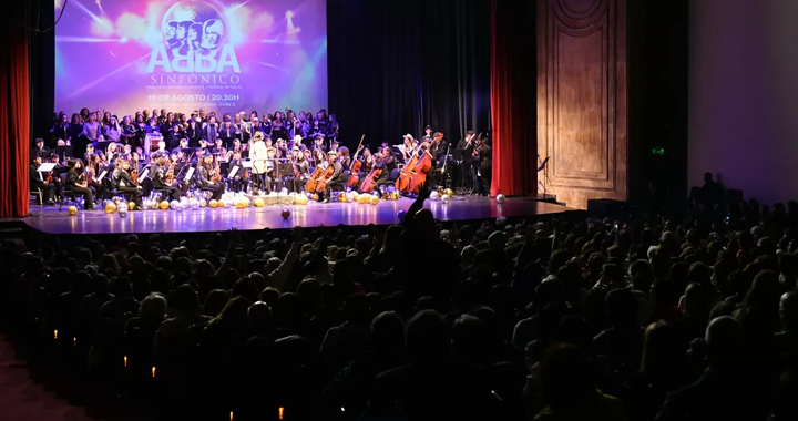 ABBA Sinfónico llenó el Teatro Provincial y terminó con una ovación de pie