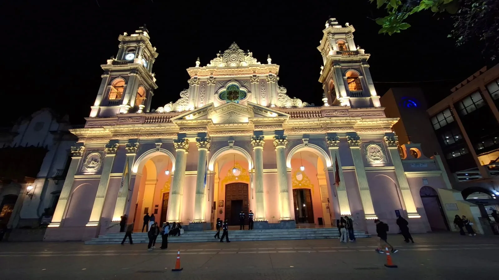 Nueva iluminación para la Catedral de Salta: así luce el templo a días del Milagro