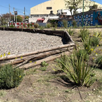 Recuperaron un sector de las vías del tren en avenida Entre Ríos con nuevas luces, bancos y un mural