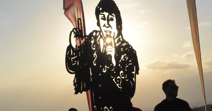 Ricky Maravilla ya tiene su homenaje en el cerro Ala Delta: inauguraron una escultura en su honor