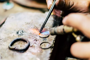 Taller gratuito de joyería en Salta: enseñarán a elaborar cadenas con un maestro artesano