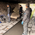 Megaoperativo en el canal Esteco: sacaron colchones, basura y encontraron personas con armas blancas